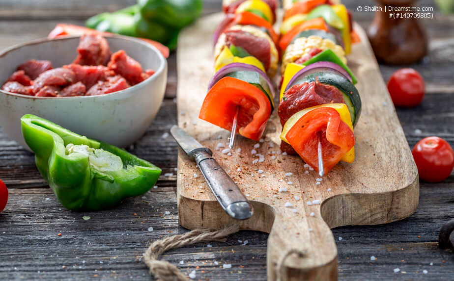 vorbereitetes Fleisch und Gemüse zum Grillen auf dem Balkon