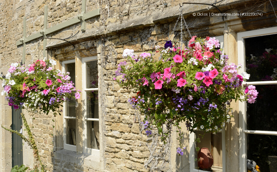 Blumenampeln an einem Haus in England
